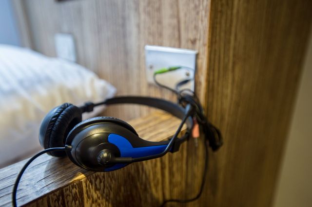 雙人及四人上下舖床位電視提供耳機