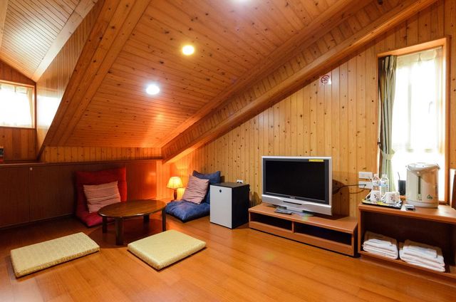 Yosemite-And style four-person suite 301-3