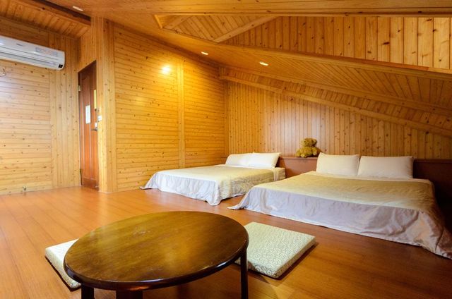 Yosemite-And style four-person suite 301-2