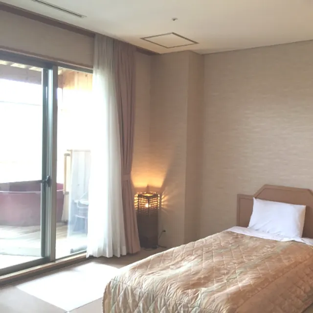 [New Western room with open-air bath] New Western room with open-air bath