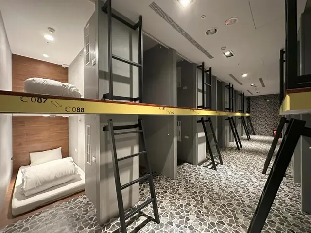 凝萃文旅 台中車站店-男性宿舍房的單人床-3