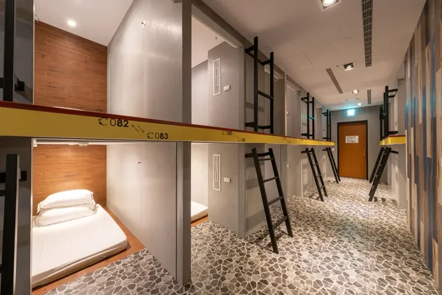 凝萃文旅 台中車站店-男性宿舍房的單人床-1