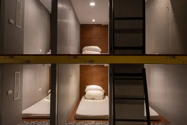 凝萃文旅 台中車站店-男性宿舍房的單人床-2