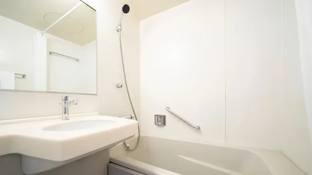 Since a mixing tap is used, it is easy to adjust the hot water temperature. Showers with strong water pressure are very popular.