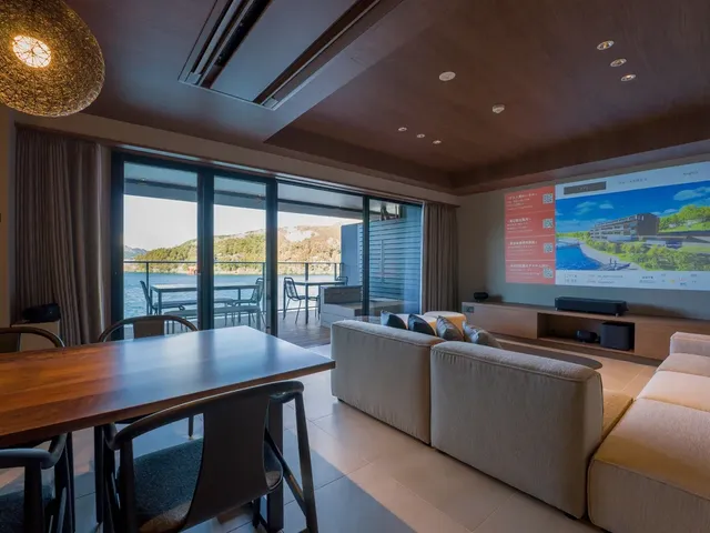 【リビングルーム】屋内外にこだわりの家具をそろえた非日常空間