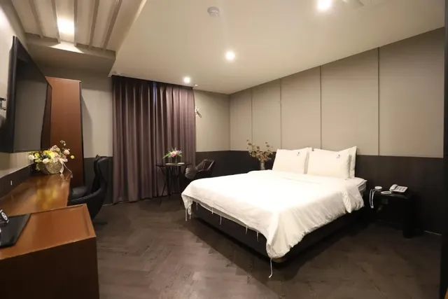 BON 飯店-豪華雙人床-1