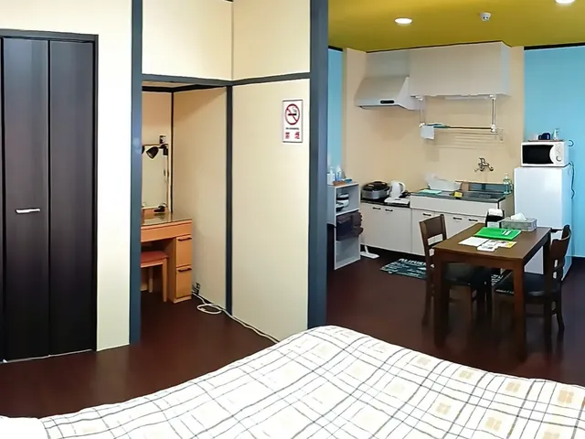 ・【402号室/ベッドルーム 】空間広々！ベッドからキッチンへ、すぐ行ける