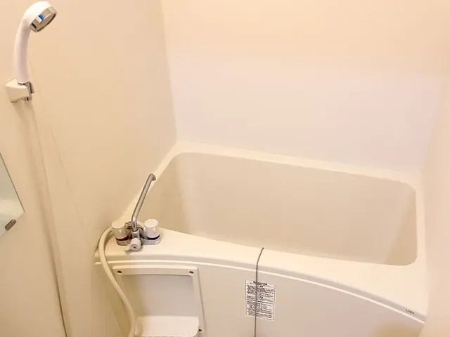 ・【401号室/バスルーム】　客室ごとにバスルームの様式が違いますので詳細は部屋情報をご確認ください