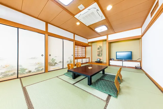 Japanese-Western style room (Japanese style room + twin bed)/City side example