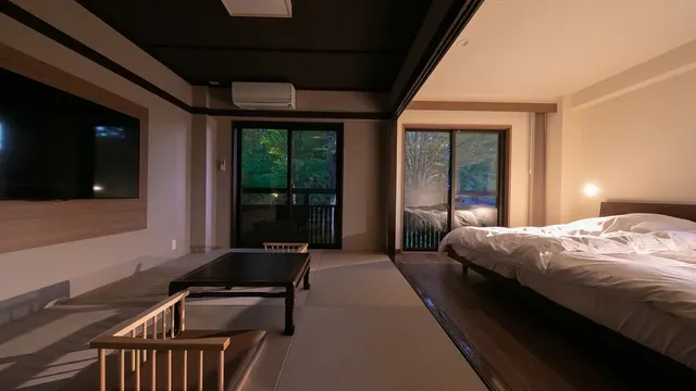 [Junior "suite with whirlpool bath"
