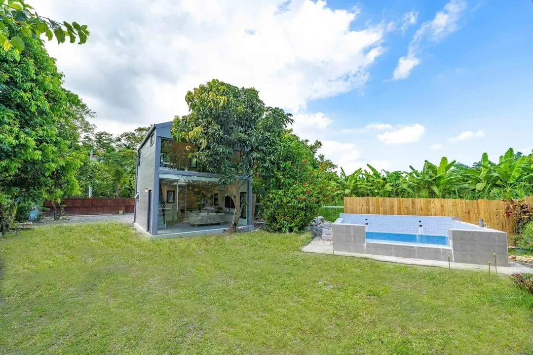 Sun pool on the cloud-Tree house villa