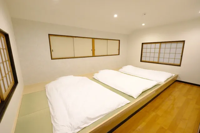 和室：4名以上ご宿泊の際は和室に布団をご用意しております。