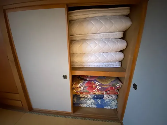 押入れの中にお布団のご用意がございます