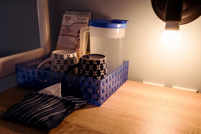 房內小桌椅 附水壺 杯具 Small table with  water bottle & cups