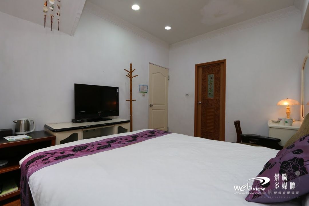Dongshan left bank bed and breakfast