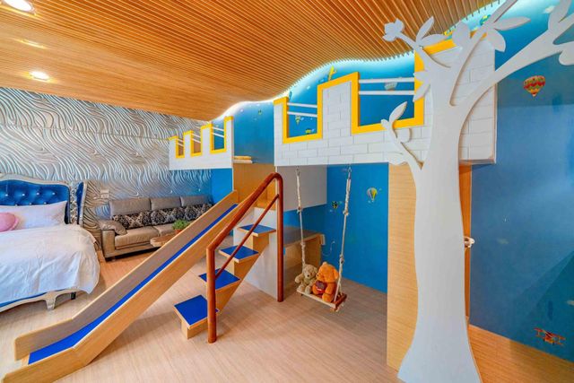 Rainbow Park Bed and Breakfast-Family room for four - happy hot air balloon-7
