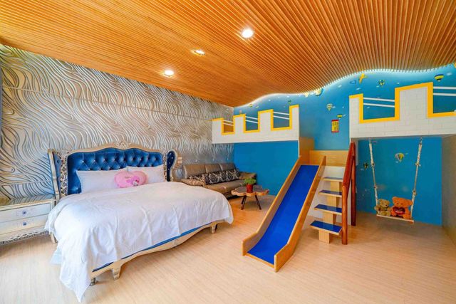 Rainbow Park Bed and Breakfast-Family room for four - happy hot air balloon-6