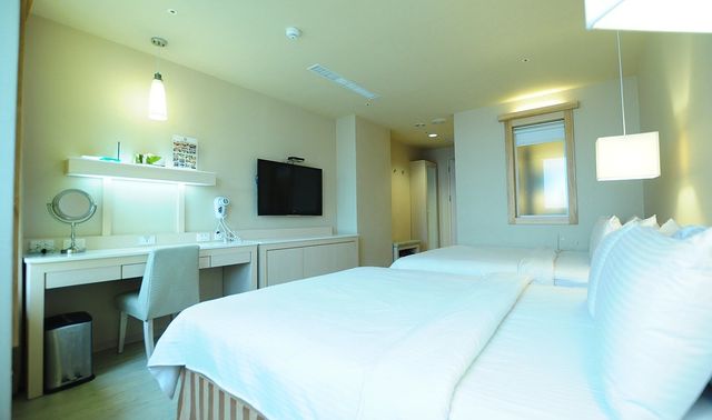 康橋商旅-光榮碼頭館-港景溫馨四人房-7