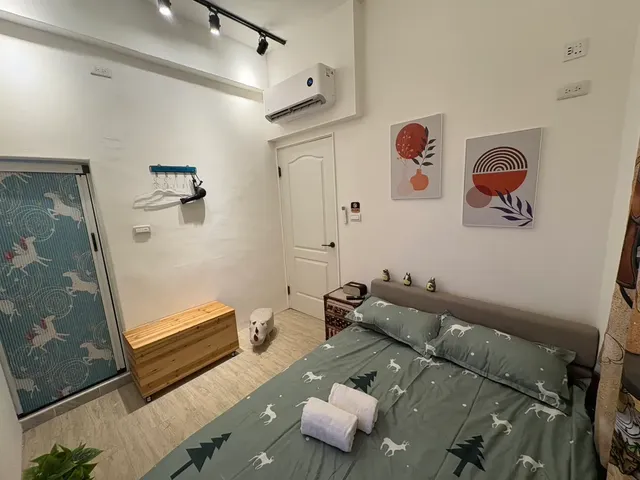 愛樂-黑貓館｜緊鄰大東夜市-101素雅風格雙人房(自助入住，請一定要加賴以取得入住步驟）-1