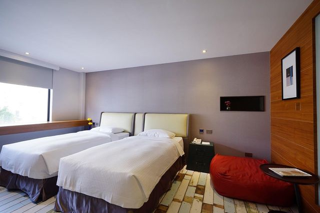 三道門建築文創旅店|近台南火車站-天步光影豪華雙床房-3