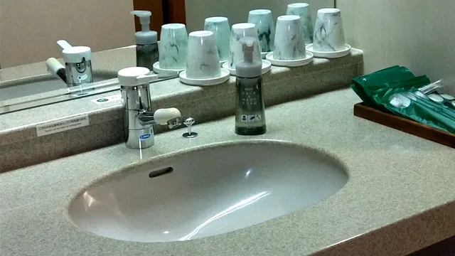 Japanese-style bathroom washbasin. Melanin cup. Various amenities are also installed.
