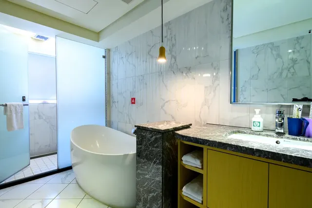 OLAH Poshtel Taichung Wenxin-Triple Room with Bathtub BAR-5