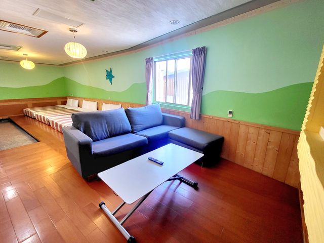 興吉旅店 | 室內公共空間自行車停放-雙衛浴八人房-3