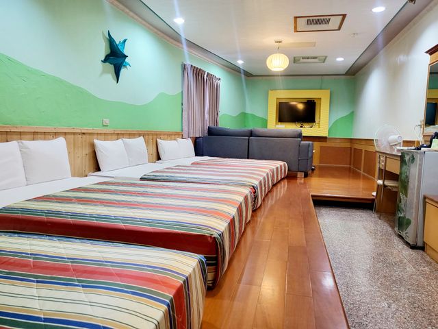 興吉旅店 | 室內公共空間自行車停放-雙衛浴八人房-2