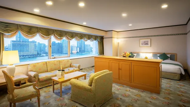 [Top floor: Semi-suite]