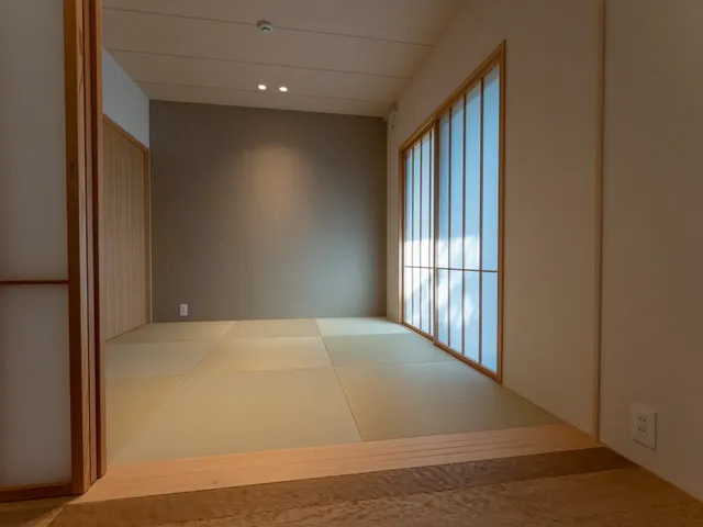 【本棟】和室／障子をあけると庭園があり、四季の移り変わりを感じられます。