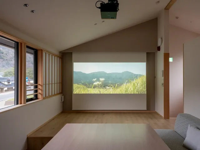 【本棟】リビング／壁一面を大胆に使用したプロジェクター