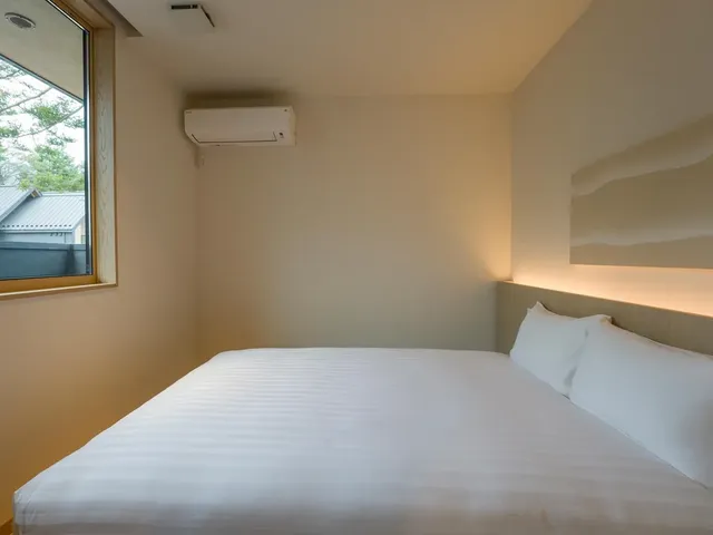 【寝室】ダブルベッド1台のベッドルーム