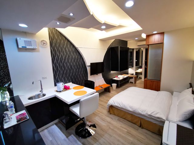 Chillax心旅(近一中商圈 | 可12人台中包棟 | 巴士直達台中車站x勤美誠品x審計新村x逢甲夜市-爵醒 (浴缸泡湯。近一中商圈、台中車站，巴士直達勤美誠品、審計新村、逢甲夜市)-1