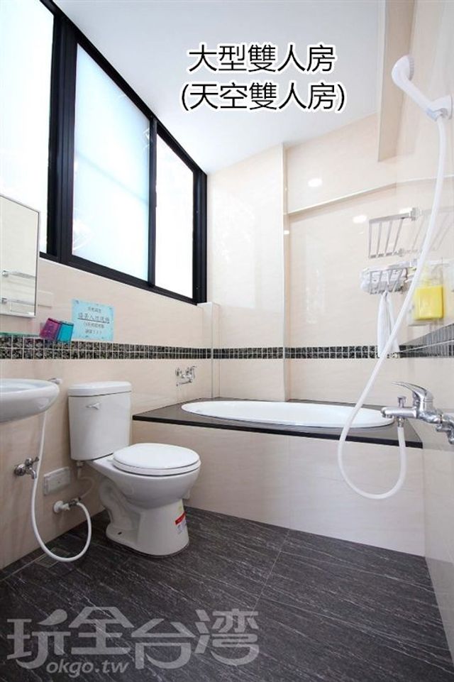 Tainan Fun Family Slide Elevator Bed and Breakfast | Near Chihkan Tower, Family Room with Slide-Sky Double Suite-4