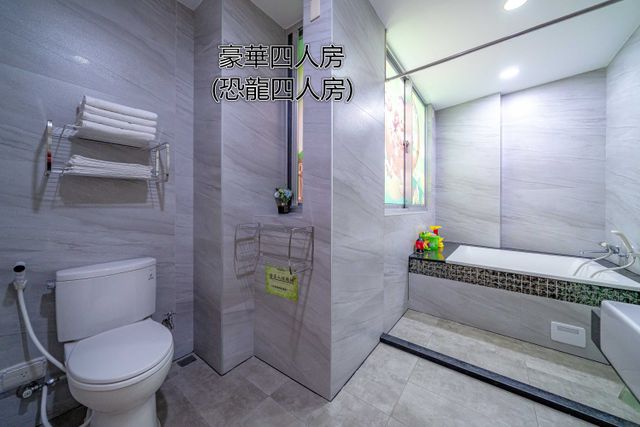 Tainan Fun Family Slide Elevator Bed and Breakfast | Near Chihkan Tower, Family Room with Slide-Dinosaur Family Room For 4-5