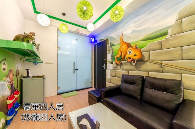 Tainan Fun Family Slide Elevator Bed and Breakfast | Near Chihkan Tower, Family Room with Slide-Dinosaur Family Room For 4-8