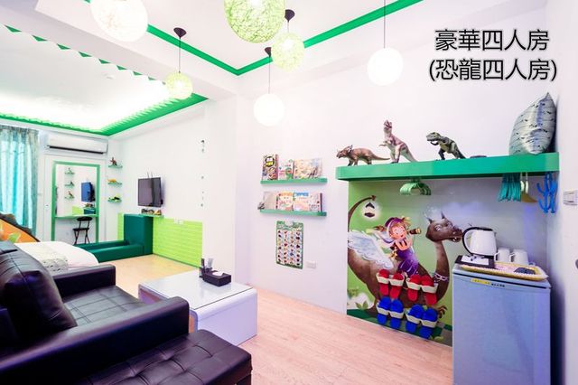 Tainan Fun Family Slide Elevator Bed and Breakfast | Near Chihkan Tower, Family Room with Slide-Dinosaur Family Room For 4-9