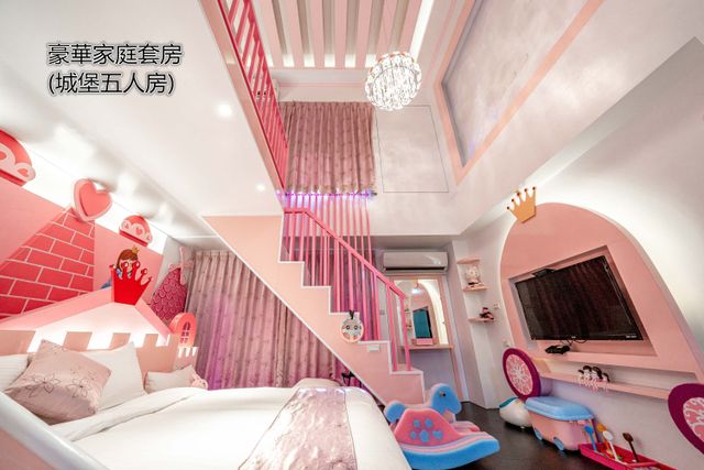Tainan Fun Family Slide Elevator Bed and Breakfast | Near Chihkan Tower, Family Room with Slide-Castle Family Room For 5-9