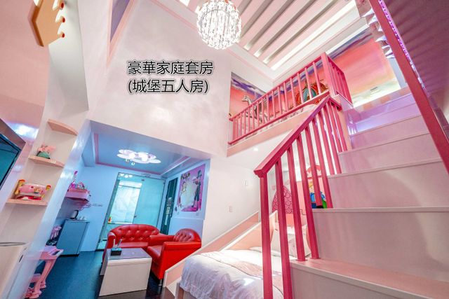 Tainan Fun Family Slide Elevator Bed and Breakfast | Near Chihkan Tower, Family Room with Slide-Castle Family Room For 5-7