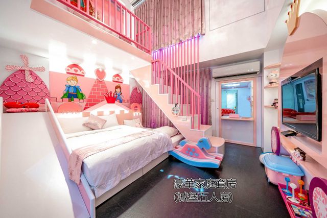 Tainan Fun Family Slide Elevator Bed and Breakfast | Near Chihkan Tower, Family Room with Slide-Castle Family Room For 5-1