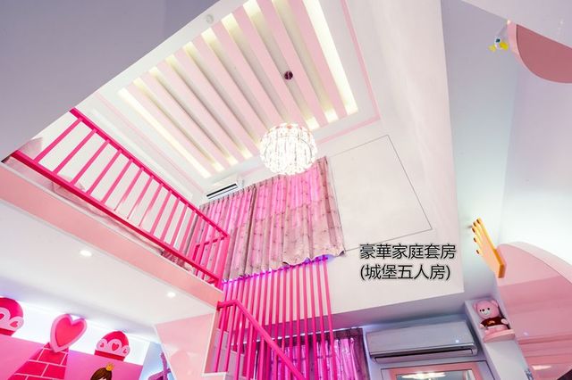 Tainan Fun Family Slide Elevator Bed and Breakfast | Near Chihkan Tower, Family Room with Slide-Castle Family Room For 5-10