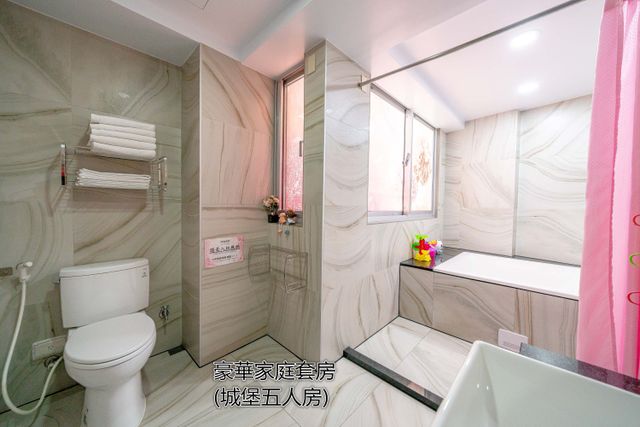 Tainan Fun Family Slide Elevator Bed and Breakfast | Near Chihkan Tower, Family Room with Slide-Castle Family Room For 5-4