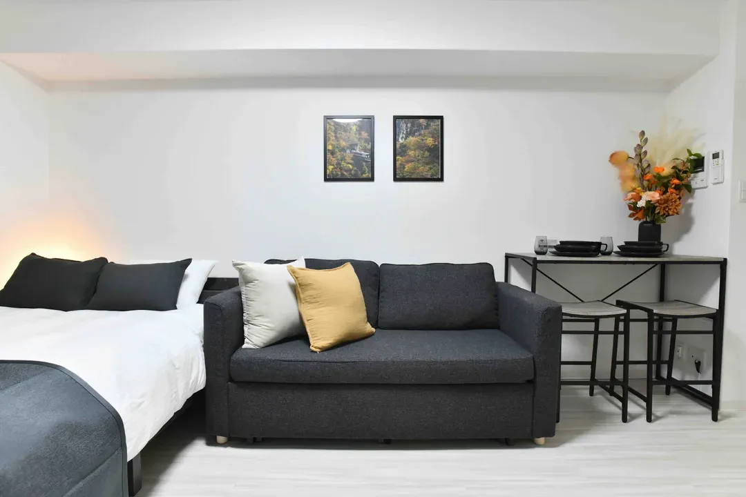 Cozy Apartment in Osaka’s Vibrant Naniwa District, 6-min walk from Sta., 1-4ppl, 40-in TV with Netflix