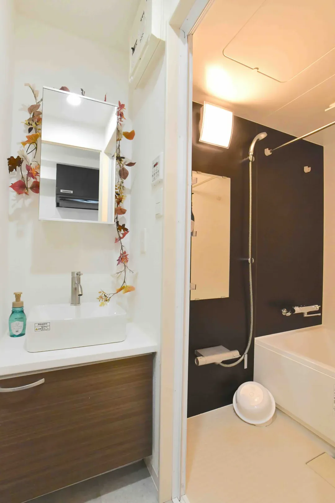 Cozy Apartment in Osaka’s Vibrant Naniwa District, 6-min walk from Sta., 1-4ppl, 40-in TV with Netflix