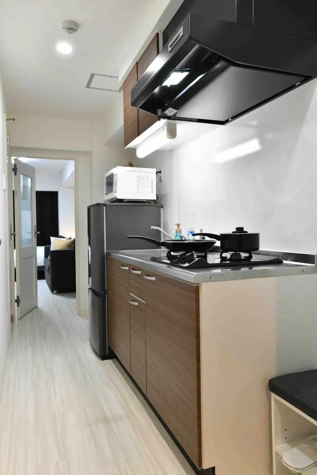 Cozy Apartment in Osaka’s Vibrant Naniwa District, 6-min walk from Sta., 1-4ppl, 40-in TV with Netflix