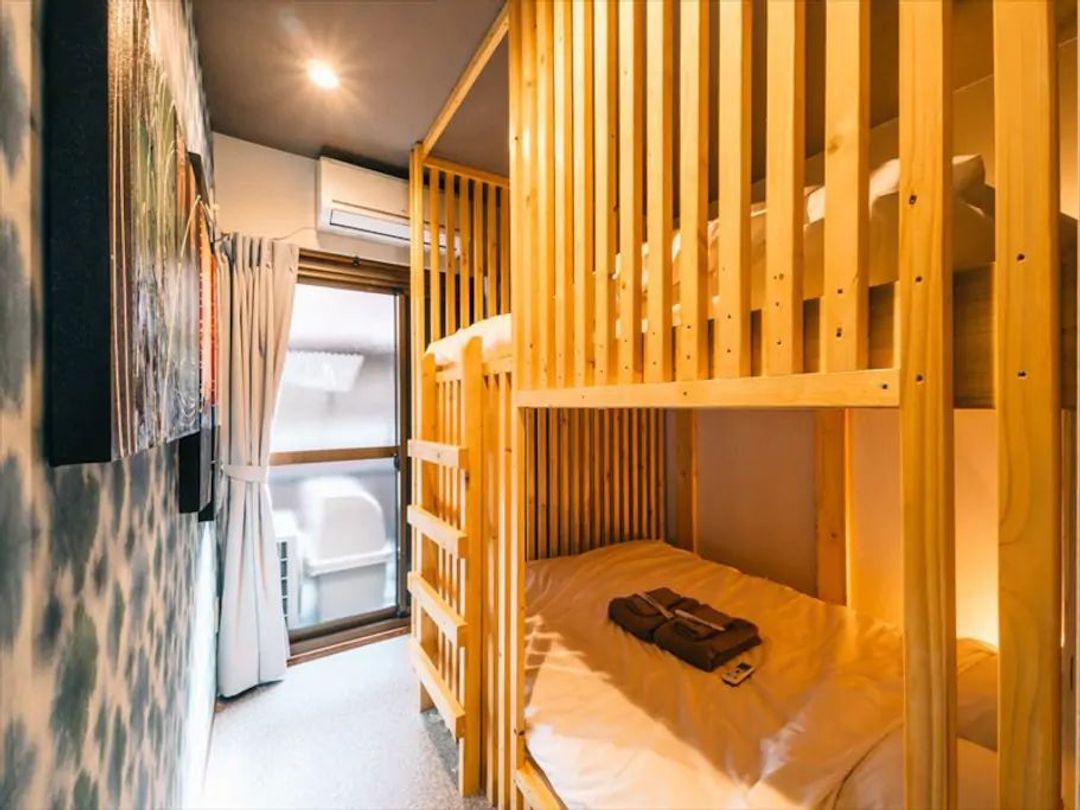 Direct to Shinsaibashi, Umeda, USJ / 800m to Kyobashi Station / Wi-Fi / Max 8