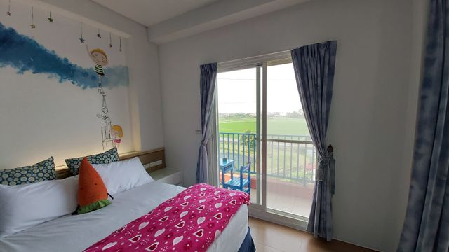 Super affordable B&B Style Pavilion-Picking up the stars and four people-9