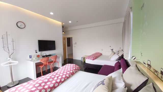 Super affordable B&B Style Pavilion-Black and white quadruple room-3