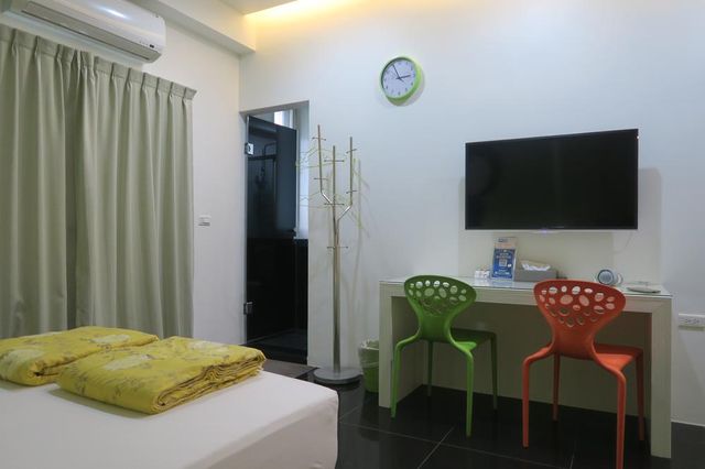 Super affordable B&B Style Pavilion-Black and white quadruple room-11