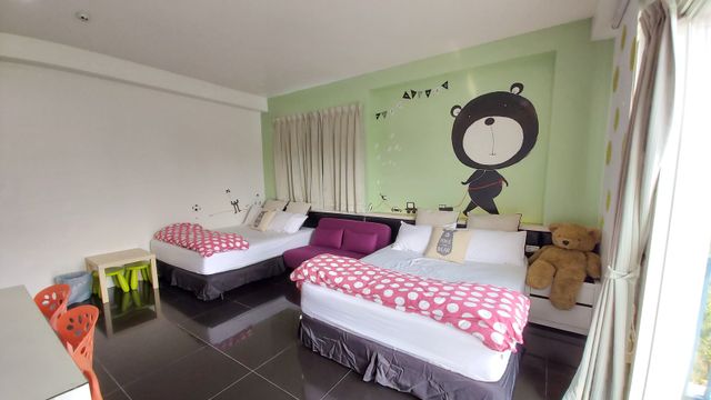 Super affordable B&B Style Pavilion-Black and white quadruple room-4
